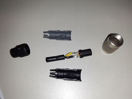 Zerlegte Steckerverbindung und Kabel mit Litzen
