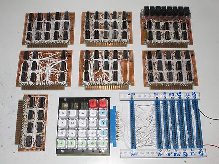 Mehrere Leiterplatten mit ICs und freier Verdrahtung sowie Tastatur