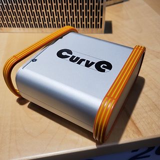 CurveE Gerät auf Holztisch
