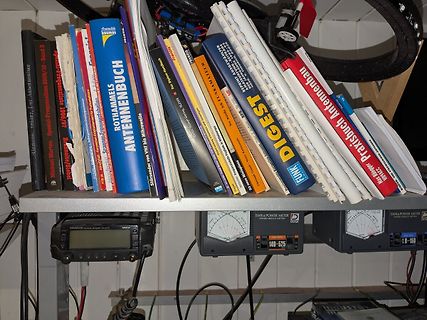Bücher über Antennenbau und Funkgeräte mit Messgeräten