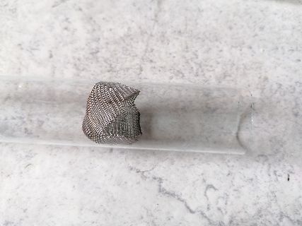 Metallgeflecht in einem Glasröhrchen