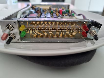 Elektronikmodul mit Leiterbahn-Layout und Schaltern