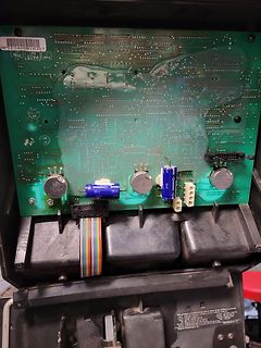 Rückseite einer Leiterplatte mit Elektrolytkondensatoren und Flachbandkabel