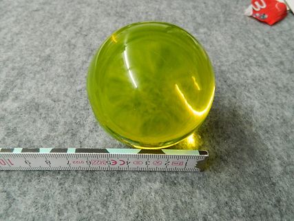 Gelbe Glaskugel und Maßband