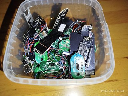 Elektronikschrott in einer Plastikbox