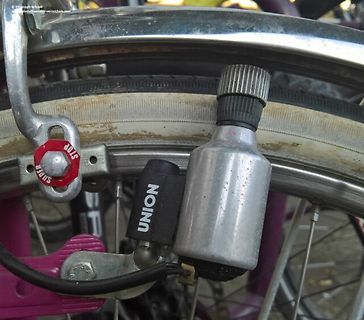 Fahrrad mit Luftpumpe und Reifen