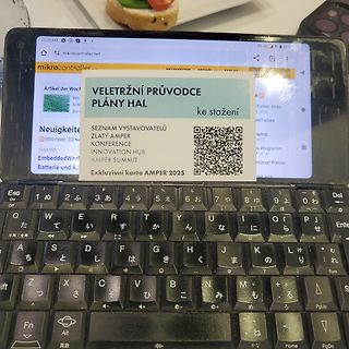 Foto eines Tablets mit Website-Inhalt