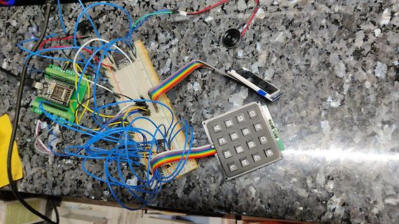 Elektronik-Prototyp mit Breadboard, Arduino, LCD und Keypad