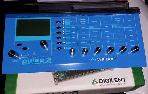 Waldorf Pulse 2 Analog Synthesizer und Digilent Box