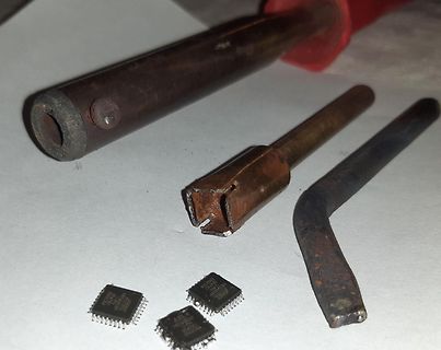 Werkzeuge und Mikrocontroller-Chips auf weißem Untergrund