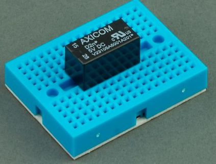 Axicom Transformator auf blauem Breadboard