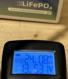 Display eines Batterie-Monitorings mit Messwerten