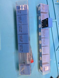 Mehrere blaue Steckverbinder in Kunststoffverpackungen