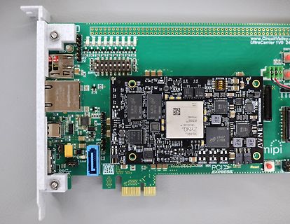 FPGA-Entwicklungsboard mit aufgestecktem Modul