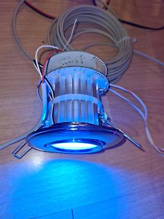 LED-Leuchtmittel mit freiliegender Elektronik und Kabeln