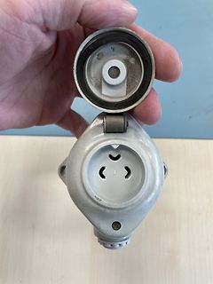 Geöffnetes Gehäuse einer Steckdose