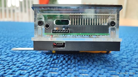 Mikrocontroller in transparentem Gehäuse auf blauem Untergrund