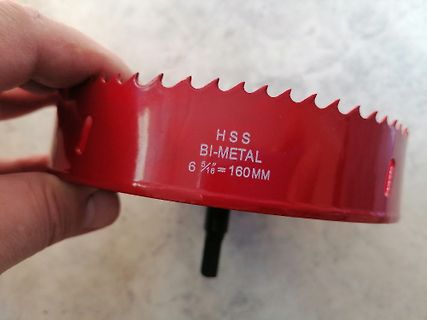 Roter Lochsägeaufsatz aus Bi-Metall