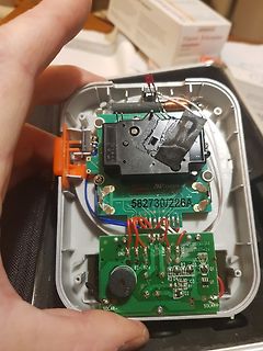 Geöffnetes elektronisches Gerät mit zwei Leiterplatten