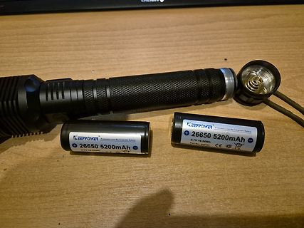 Taschenlampe und zwei 26650 Li-Ion Akkus