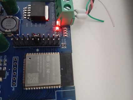 Nahaufnahme einer blau bestückten Leiterplatte mit ESP8266 Modul