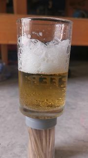 Glas mit Bier auf einem Untersetzer