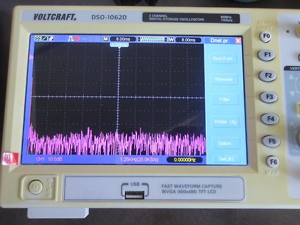 Abfotografiertes Voltcraft DSO-1062D Oszilloskop mit Signalverlauf