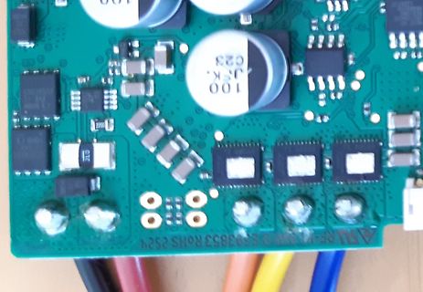 Foto einer Leiterplatte mit Elektrolytkondensatoren