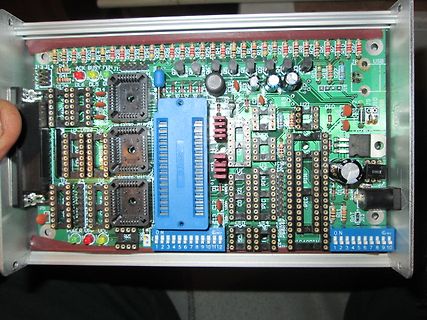 Bestückte Leiterplatte in einem Metallgehäuse
