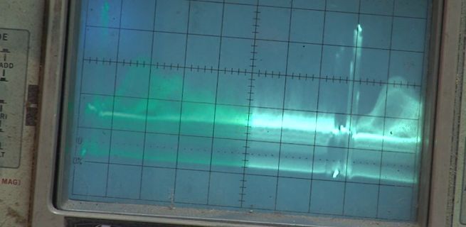 Abfotografierter Oszilloskop-Bildschirm mit Signalverlauf