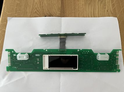 Zwei grüne Leiterplatten mit Flachbandkabel auf weißem Papier