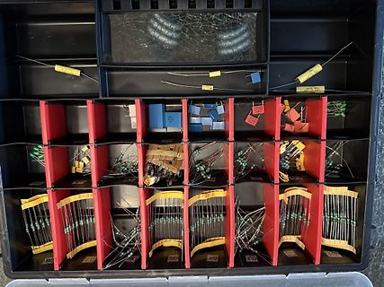 Sortimentskasten mit elektronischen Bauteilen