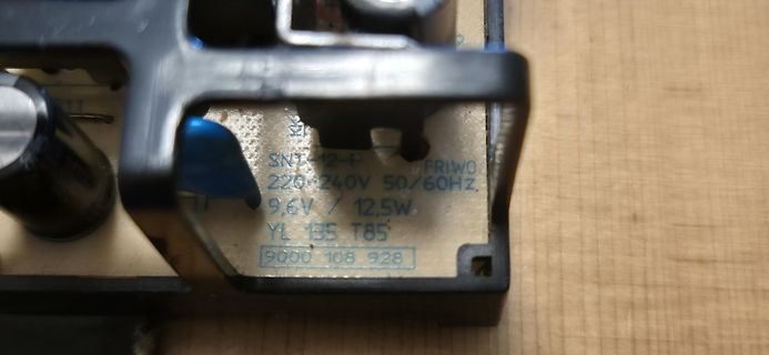 Aufkleber eines Netzteils mit technischen Daten