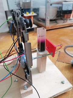 Experimenteller Versuchsaufbau mit Küvette und Mechanik