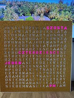 Textbild mit polnischen Zahlen auf glitzerndem Hintergrund