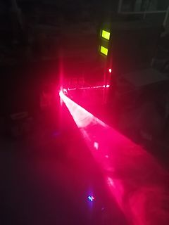 Roter Lichtstrahl in dunkler Umgebung