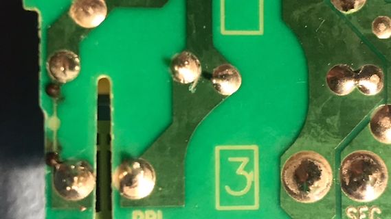 Nahaufnahme einer grünen Leiterplatte mit Lötstellen