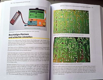 Buchseiten über beschädigte Platinen und Transistoren