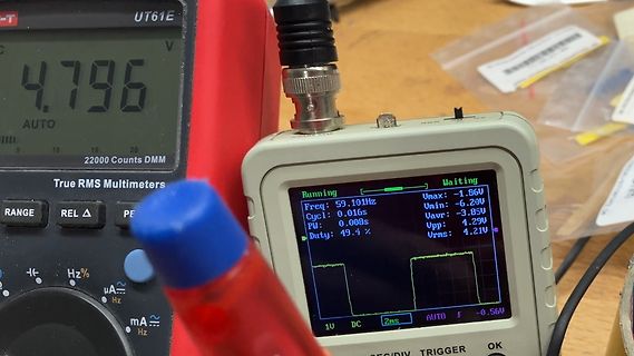 Multimeter und tragbares Oszilloskop auf einem Tisch