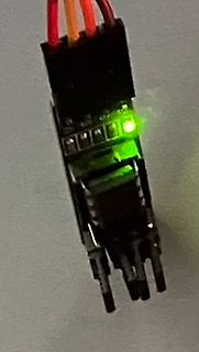 Elektronikmodul mit leuchtender LED und Kabeln