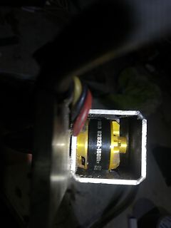 Nahaufnahme eines Bauteils mit Kabeln