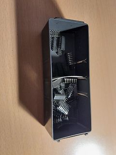 Schwarze Kunststoffbox mit Steckverbindern
