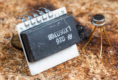 Elektronische Bauteile auf Holzuntergrund