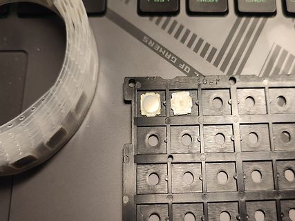 Teile einer mechanischen Tastatur und LED-Streifen