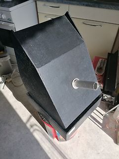 Schwarzes Gehäuse mit Rohröffnung