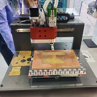 CNC-Fräse bei der Leiterplattenbearbeitung