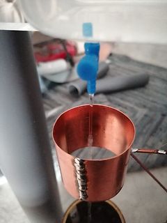 Wasserstrahl in Kupferbecher