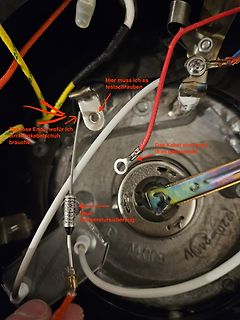 Innenansicht eines Elektrogeräts mit Verkabelung und Beschriftung