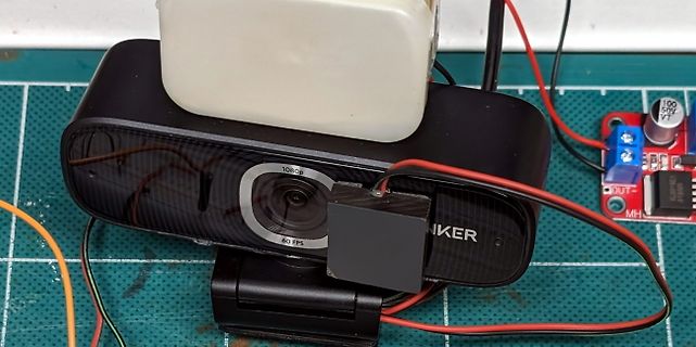 Webcam mit aufgesetztem Sensor und Elektronikmodul