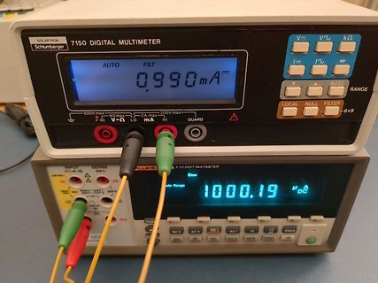 Zwei digitale Multimeter mit Messleitungen
